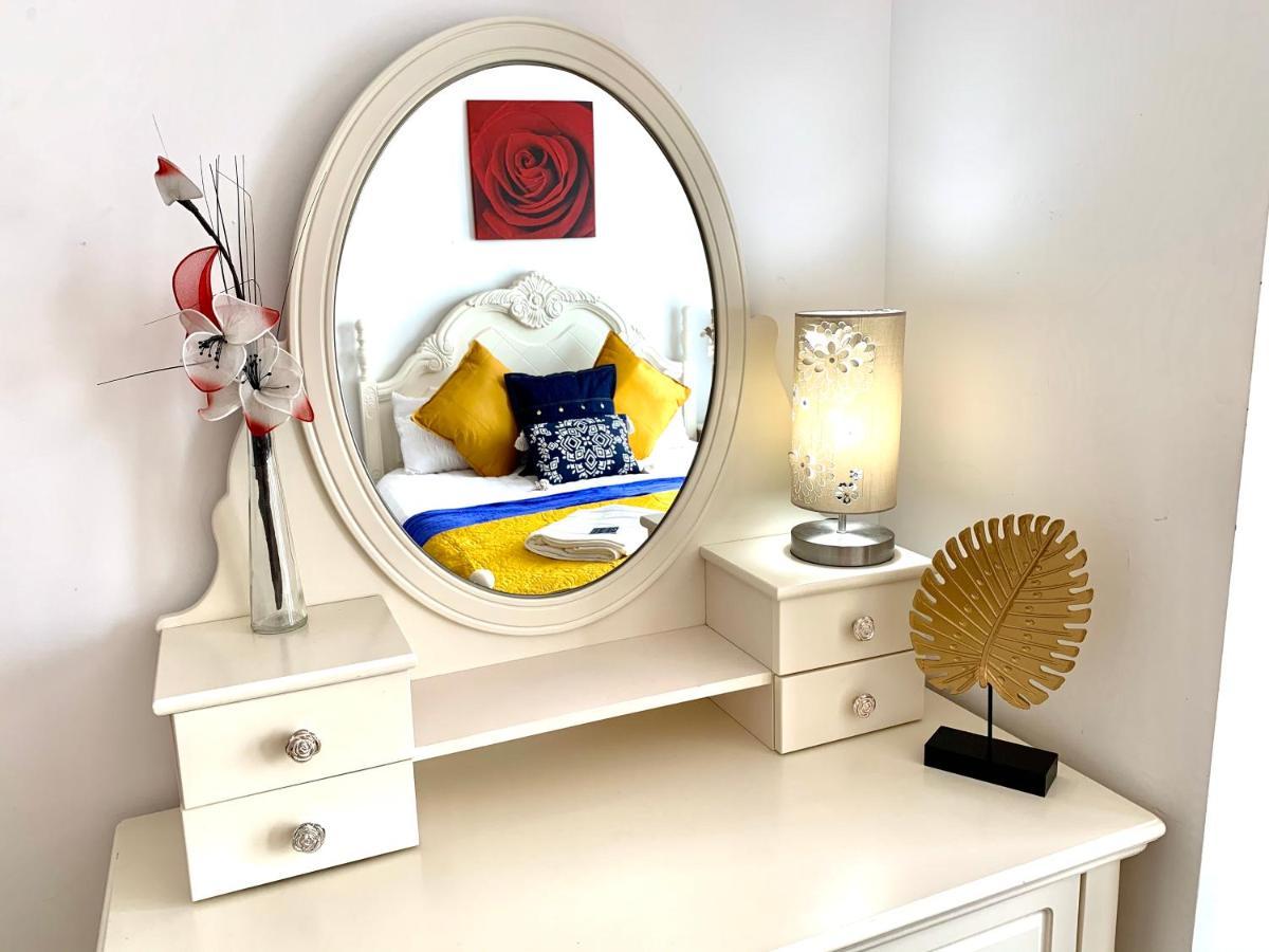 2-Bedrooms Apartment, Lounge, Balcony Londen Buitenkant foto