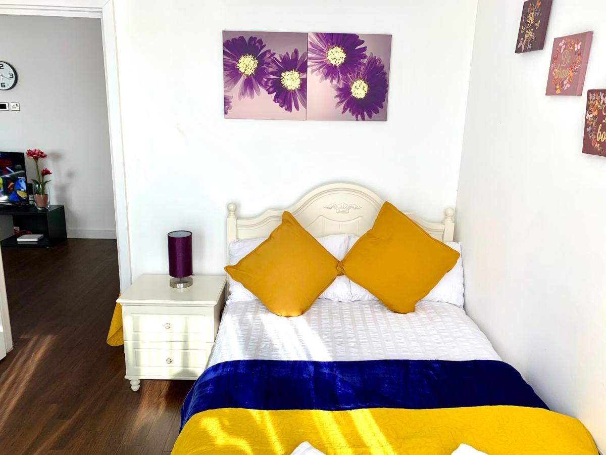 2-Bedrooms Apartment, Lounge, Balcony Londen Buitenkant foto