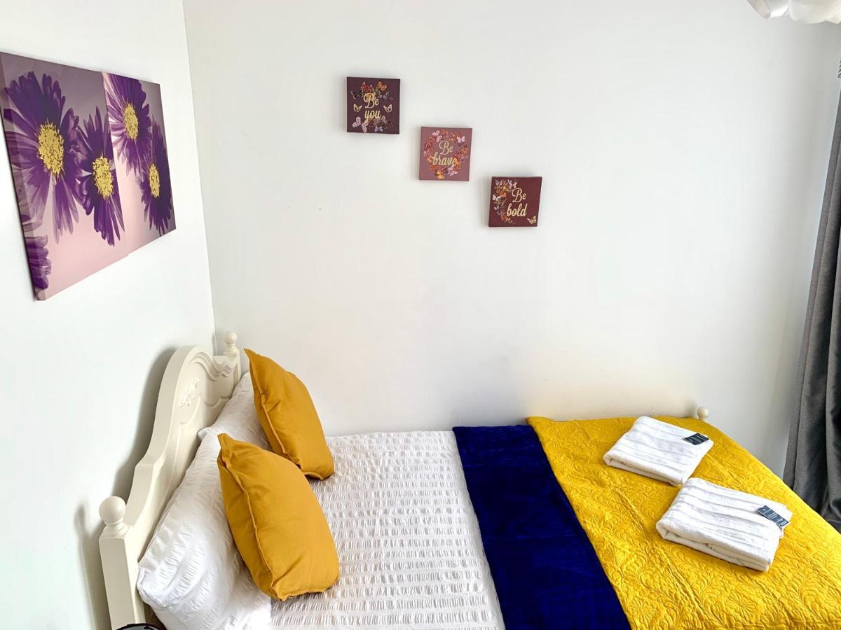 2-Bedrooms Apartment, Lounge, Balcony Londen Buitenkant foto