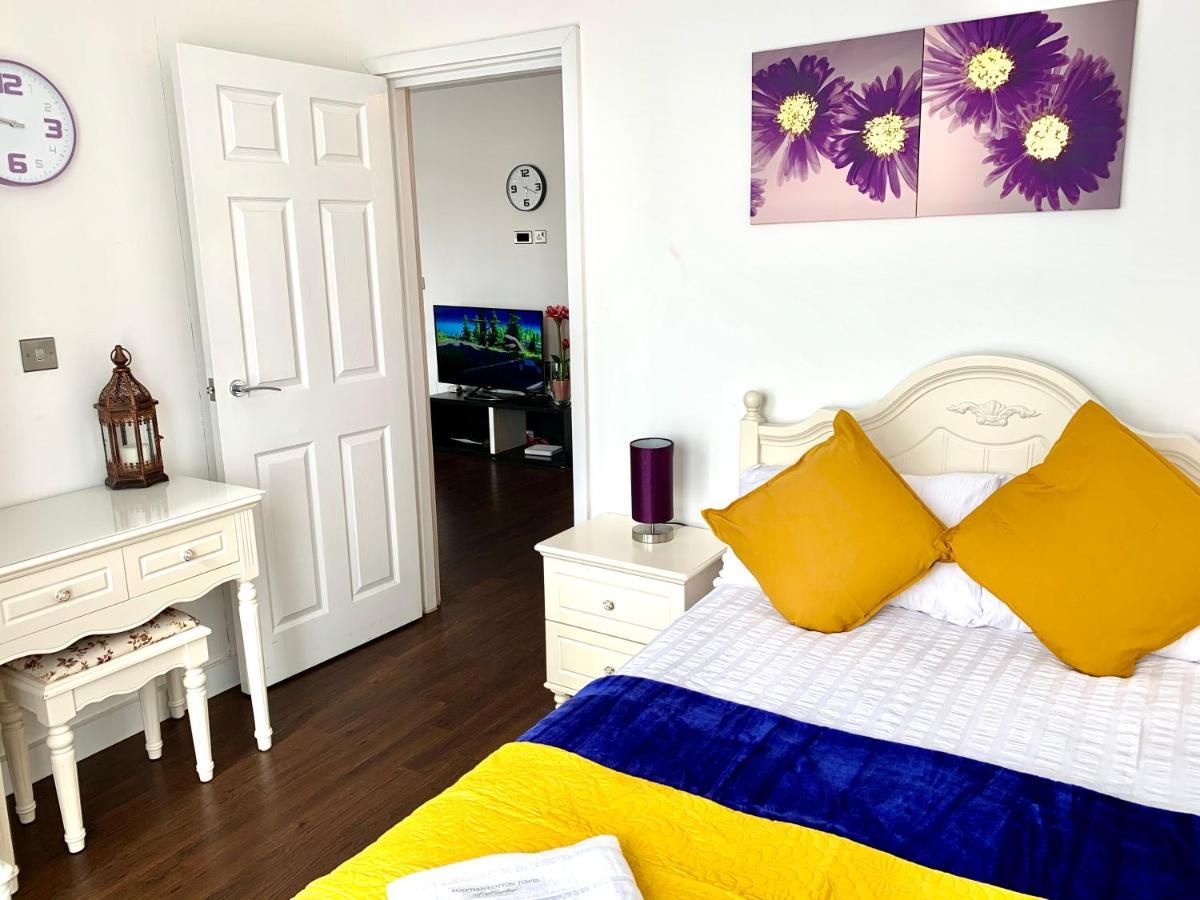 2-Bedrooms Apartment, Lounge, Balcony Londen Buitenkant foto