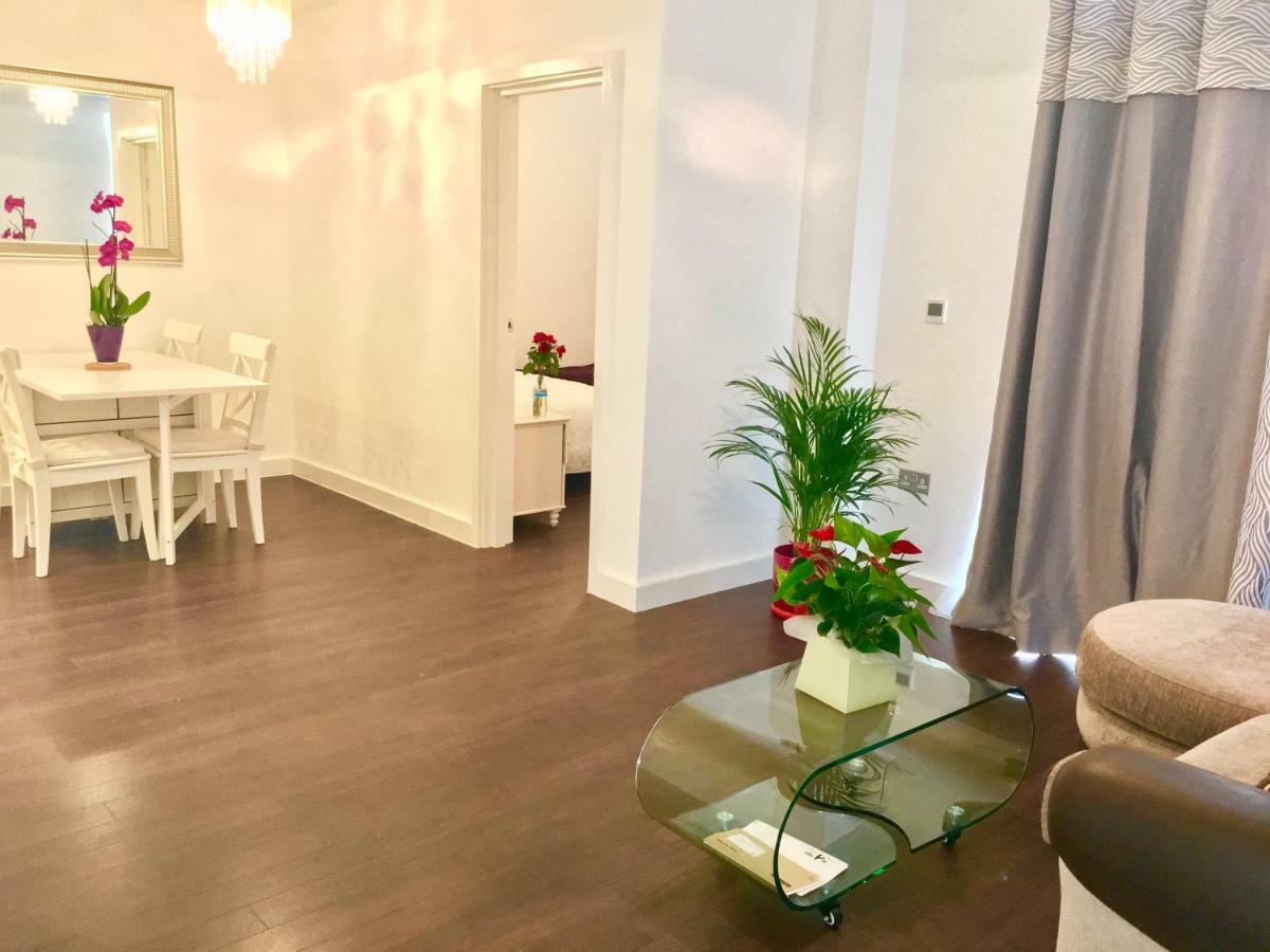2-Bedrooms Apartment, Lounge, Balcony Londen Buitenkant foto