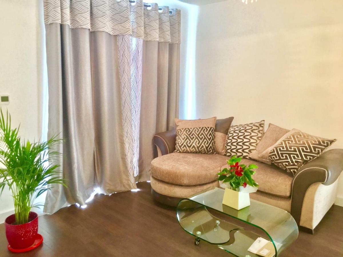 2-Bedrooms Apartment, Lounge, Balcony Londen Buitenkant foto