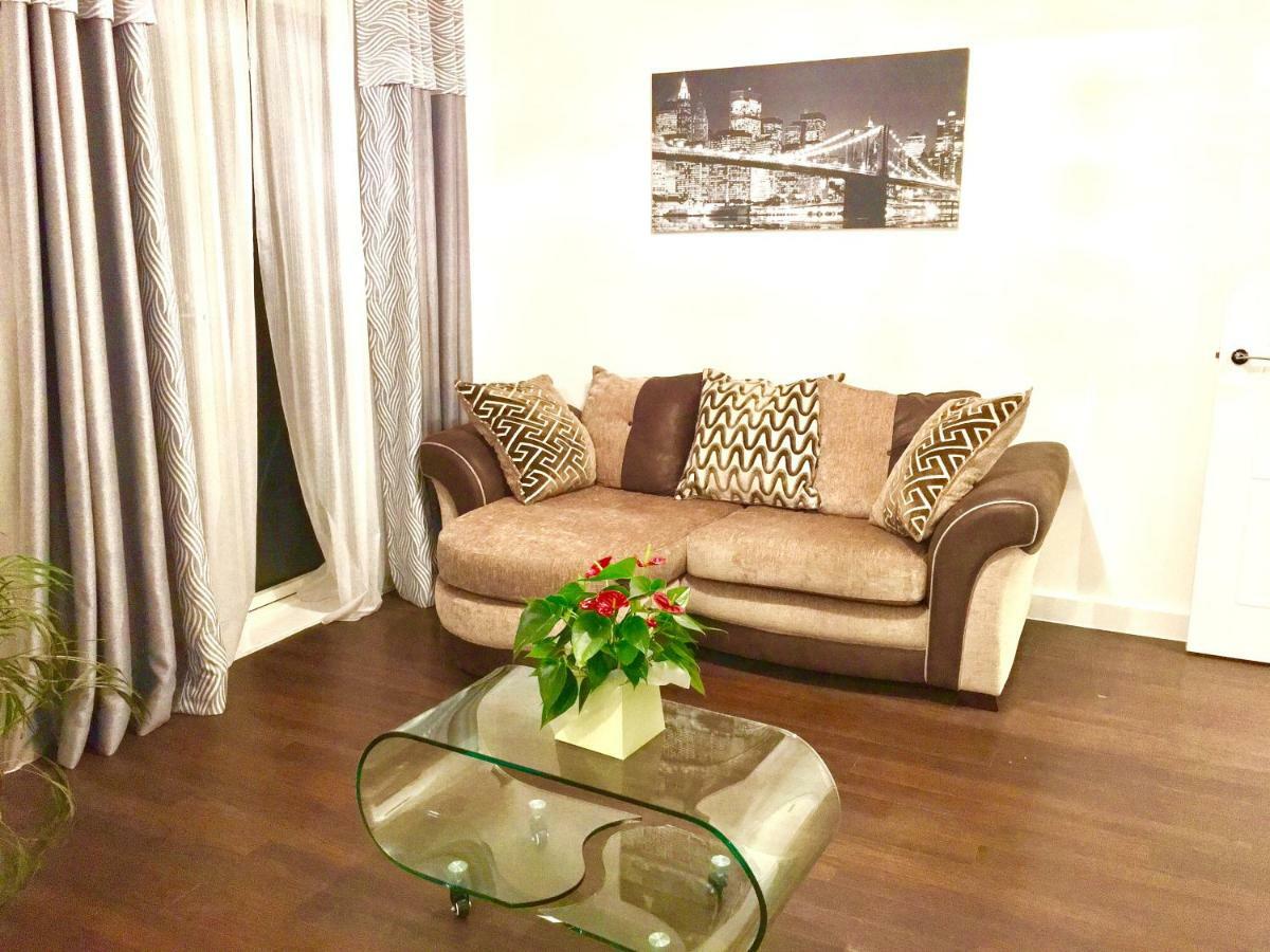2-Bedrooms Apartment, Lounge, Balcony Londen Buitenkant foto