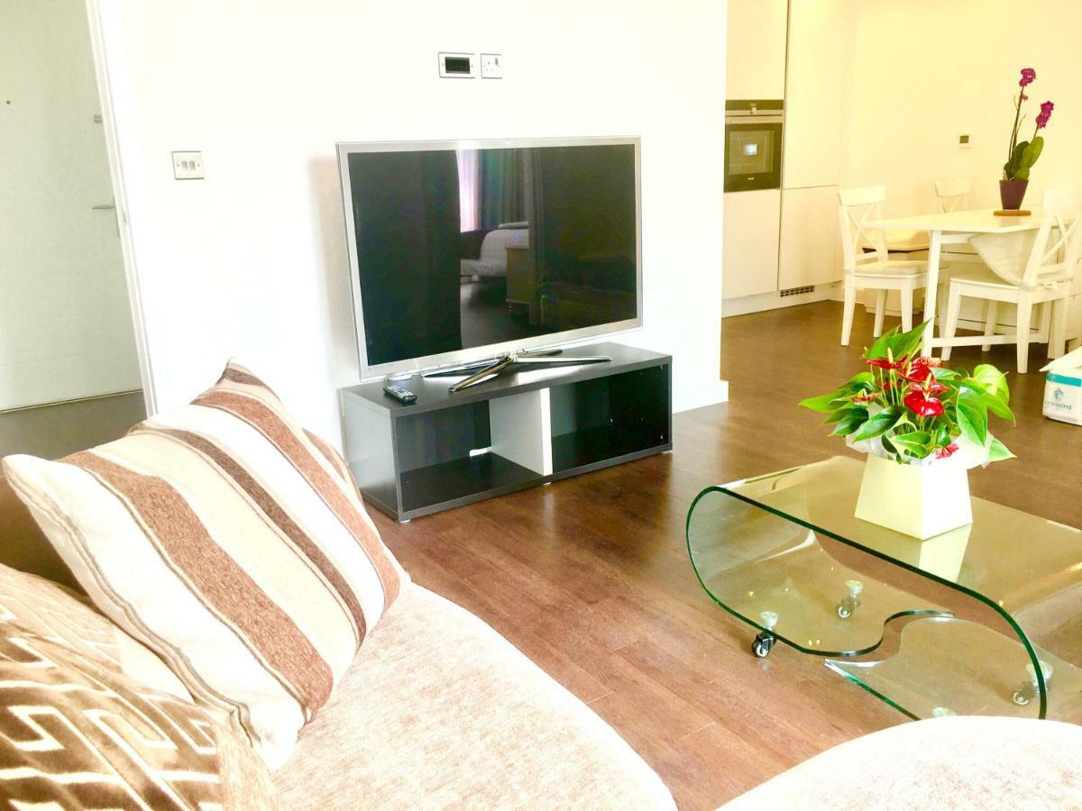2-Bedrooms Apartment, Lounge, Balcony Londen Buitenkant foto
